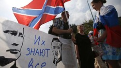 Dư luận phương Tây lo ngại Tổng thống Putin tiếp tục hậu thuẫn phe nổi dậy. Trong ảnh, một cuộc biểu tình tại Matxcơva ủng lực lượng ly khai thân Nga ở vùng Donbass (đông Ukraina). Ảnh REUTERS/Maxim Zmeyev