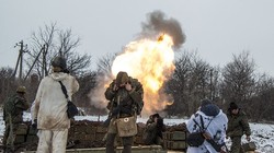 Lực lượng ly khai ở miền Đông Ukraine đang bắn đạn súng cối ở bên ngoài làng Sanzharivka.