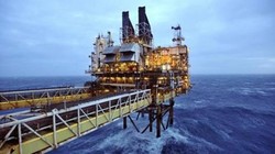 Giá dầu thế giới đã phục hồi 12% kể từ cuối tháng 1/2015. Ảnh: Reuters.