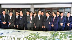 Thủ tướng Chính phủ Nguyễn Tấn Dũng nghe báo cáo về dự án khu đô thị hai bên trục đường Nhật Tân - Nội Bài 