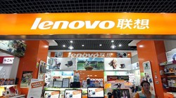 Gian hàng của Lenovo trong một trung tâm điện tử ở Bắc Kinh. Ảnh: Bloomberg