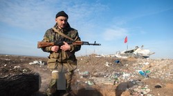 Người lính ly khai miền đông Ukraine làm nhiệm vụ tại làng Frunze thuộc vùng Lugansk. (Nguồn: AFP/TTXVN)