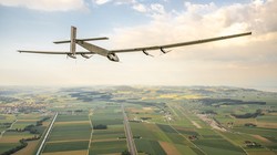 Chiếc máy bay “Solar Impulse II” chạy bằng năng lượng mặt trời lớn nhất thế giới.