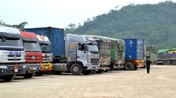 Xe chở gạo nằm chờ nhiều ngày qua tại khu vực biên giới tỉnh Lào Cai. Ảnh:Thanh Tuấn