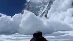 Khoảnh khắc lở tuyết chôn vùi trại leo núi Everest