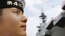 Một quân nhân Lực lượng phòng vệ Nhật Bản ngắm chiếc tàu chở trực thăng Izumo trước khi hạ thủy ở Yokohama, 06/08/2013. Ảnh REUTERS/Toru Hanai