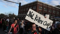 Hình ảnh đoàn người biểu tình. Ảnh: CNN