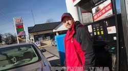 Một người dân mua xăng tại trạm xăng ở Dellwood, bang Missouri, Mỹ. Ảnh: AFP-TTXVN