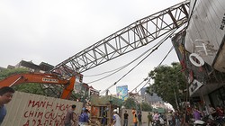 Chiếc cần cẩu đổ vào hai căn nhà trên phố Cầu Giấy. Ảnh: Bá Đô