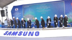 Các đại biểu thực hiện nghi thức khởi công khu phức hợp điện tử gia dụng Samsung tại Khu Công nghệ cao, Quận 9, TPHCM. Nguồn: hochiminhcity.gov.vn.