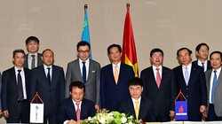 Thủ tướng Nguyễn Tấn Dũng chứng kiến lễ ký thoả thuận hợp tác về thăm dò khai thác và cung cấp dịch vụ dầu khí tại Kazakhstan ngày 30/5.