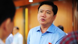 Bộ trưởng Đinh La Thăng bên hành lang Quốc hội. Ảnh:Giang Huy