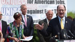 Dân biểu Mỹ Brad Sherman và các thành viên Quốc hội thuộc đảng Dân chủ tổ chức họp báo để phản đối thỏa thuận thương mại TPP. Ảnh AFP