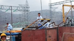 Lao động Trung Quốc làm việc tại Trung tâm điện lực Vĩnh Tân - Ảnh: NG.NAM