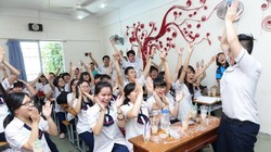 Học sinh lớp 12D1 Trường THPT Gia Định, quận Bình Thạnh, TP.HCM thể hiện quyết tâm trước kỳ thi khi cùng hô vang khẩu hiệu “Gia Định bản lĩnh, tự tin, quyết thắng” trong ngày học cuối cùng - Ảnh: N.H.