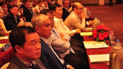 Chủ tịch Sacombank - Kiều Hữu Dũng (trái) và Chủ tịch Eximbank - Lê Hùng Dũng (ngồi kế)tại cuộc họp. Ảnh: Lệ Chi