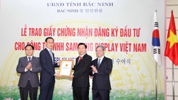 Trao giấy chứng nhận đầu tư dự án mở rộng cho Công ty TNHH Samsung Display Việt Nam