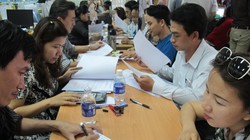 Người dân và doanh nghiệp làm thủ tục ở cơ quan thuế - Ảnh: Ánh Hồng