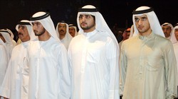 Anh em: Rashid (phải) chụp chung với anh em của ông Sheikh Majid (trái) và Sheikh Maktoum trong năm 2007