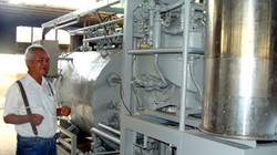 Người chế tạo ô tô chạy bằng nước lã.