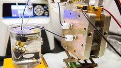 Các nhà nghiên cứu tại Đại học Harvard đã tìm cách cải tiến hệ thống pin lỏng thế hệ 2014. Thành công của họ là việc thay thể chất điện phân brom bằng một chất khác hoàn toàn không độc. Đây là một hệ thống pin mới có khả năng vận hành cao, không gây cháy,