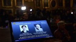 Hai nhà khoa học Takaaki Kajita và Arthur B.McDonald cùng chia nhau giải thưởn Nobel Vật lý 2015. (ảnh: CNN)