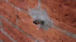 Những chiếc USB bí ẩn giấu trong bức tường trên khắp thế giới