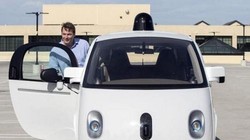 Chris Urmson, giám đốc phụ trách xe tự lái của Google, bên một nguyên mẫu xe tự lái.