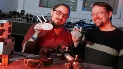 Hai nhà nghiên cứu Alexander Szameit (phải) và Marco Rigotti (trái) tại Đại học Jena, Đức, phát triển thiết bị dịch chuyển tức thời bằng laser. Ảnh: Đại học Jena.