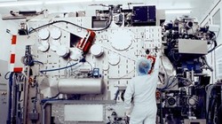 Một công cụ demo EUV tại ASML.