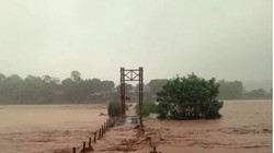 Lũ lớn cuồn cuộn ngập cầu treo. (Ảnh chụp sáng nay 5/8)