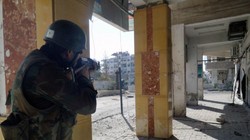 Binh sĩ Syria chiến đấu ở Damascus.