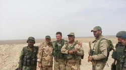 Một binh sĩ lực lượng hải quân đánh bộ Nga cùng với binh sĩ Syria trên chiến trường Palmyra