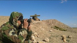Quân đội Syria sử dụng ống nhòm quan sát chiến trường
