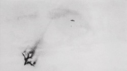 Một chiếc F-105 trúng đạn bốc cháy dữ dội, phi công Mỹ nhảy dù trên bầu trời miền Bắc Việt Nam