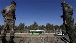 Binh sĩ Syria theo dõi quá trình di tản lực lượng chiến binh Hồi giáo cực đoan