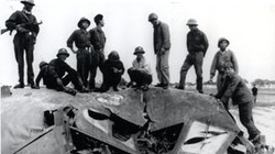 Bộ đội Việt Nam trên xác máy bay ném bom B-52