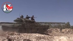 Xe tăng lực lượng vũ trang địa phương NDF trên chiến trường sa mạc tỉnh Homs