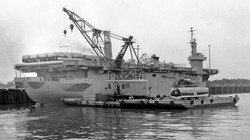 Tàu sân bay USNS Card (T-AKV-40) trên bến cảng Sài Gòn