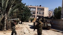 Lính tăng Syria vác đạn ra xe tăng của mình ở Tây Ghouta.