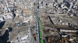 Đoàn xe vận chuyển lực lượng phiến quân trên đường phố Aleppo