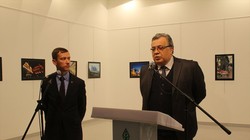 Đại sứ Nga, ông Andrei Karlov đang phát biểu trong buổi triển lãm