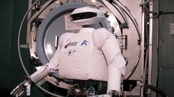 Robot - phi hành gia SAR - 400, phiên bản đầu tiên của robot humanoid