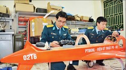 Đại tá Đoàn Hồng Việt (bên phải), Trưởng phòng và Đại úy Phạm Đình Hưng, Phó trưởng Phòng Nghiên cứu phương tiện bay không người lái, kiểm tra một chiếc máy bay không người lái. 