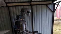 Robot FEDOR sử dụng súng ngắn hai tay