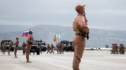 Diễu hành quân sự trên sân bay quân sự Hmeymim