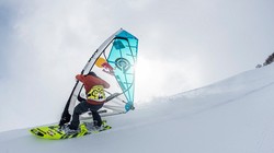 Levi Siver lướt tuyết trên đỉnh Rishiri cao 1.721m ở Hokkaido, Nhật Bản