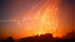 Mỹ sử dụng đạn phốt pho trắng tấn công khu dân cư ngoại ô Deir Ezzor - ảnh Masdar News