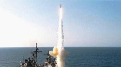 Chiến hạm Mỹ phóng tên lửa đánh chặn SM-6 - ảnh Raytheon