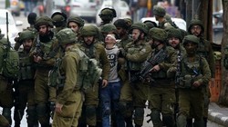 Binh sĩ Israel bắt giữ một người biểu tình trên Dải Gaza - ảnh minh họa Masdar News